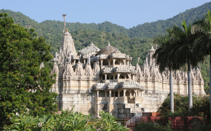 Majestic views of Ranakpur Jain Temple and lush Aravalli hills on the cycling tour